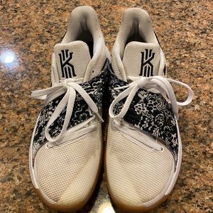 Nike Kyrie Basketball Shoe